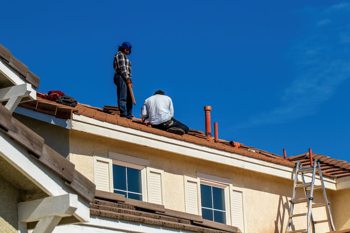 How to Successfully Negotiate a Roof Replacement With Insurance Companies